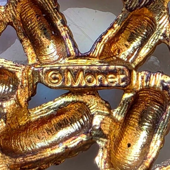Vintage Monet Round Gold Tone Textured Brooch Pin - Picture 4 of 5